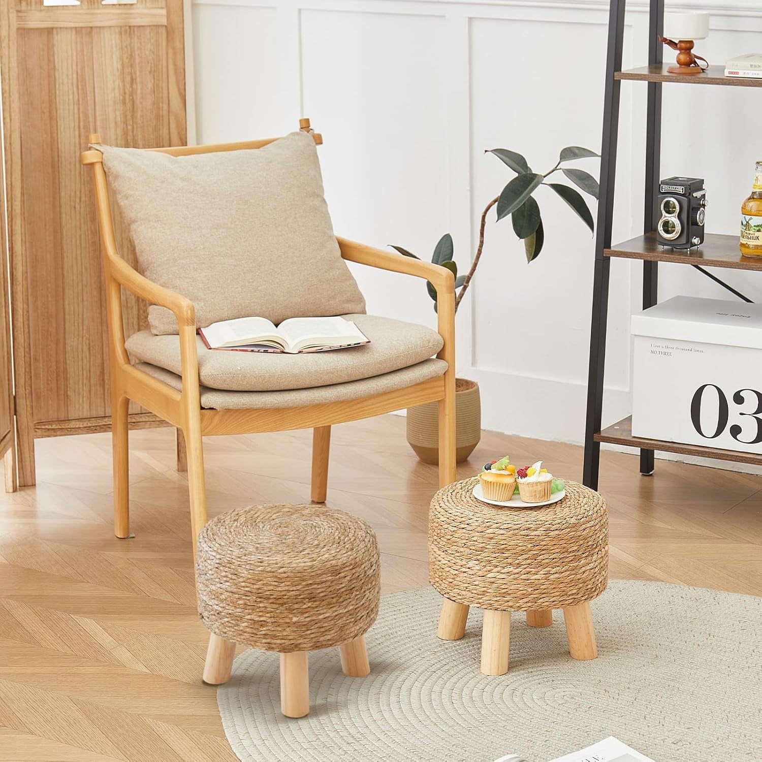 Round Seagrass Footstool, Natural Woven Ottoman with Wood Legs, Multifunctional Accent Stool